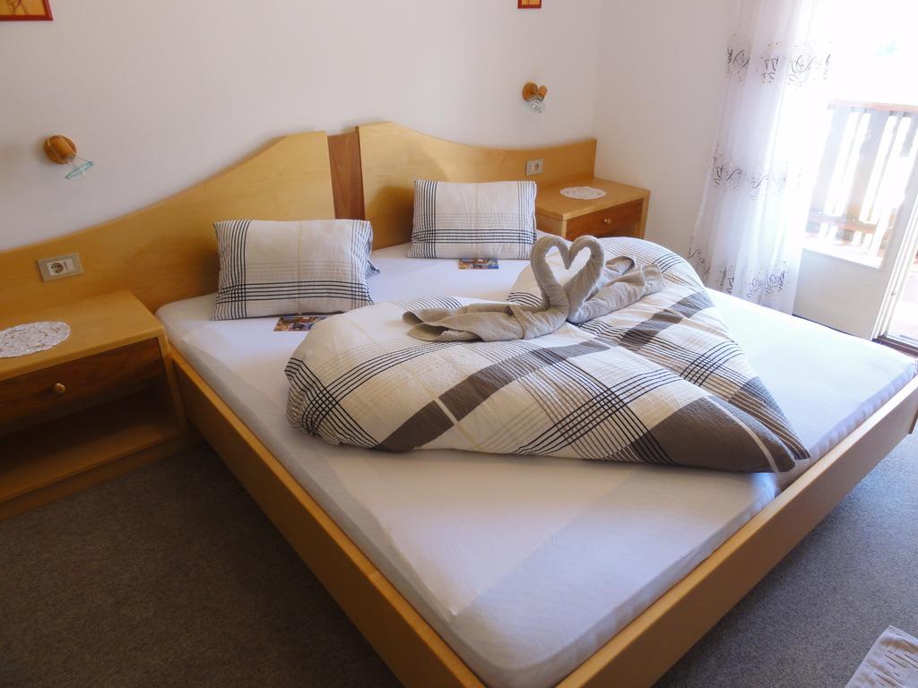 Hotel Garni Schneeburghof Tirolo Camera foto