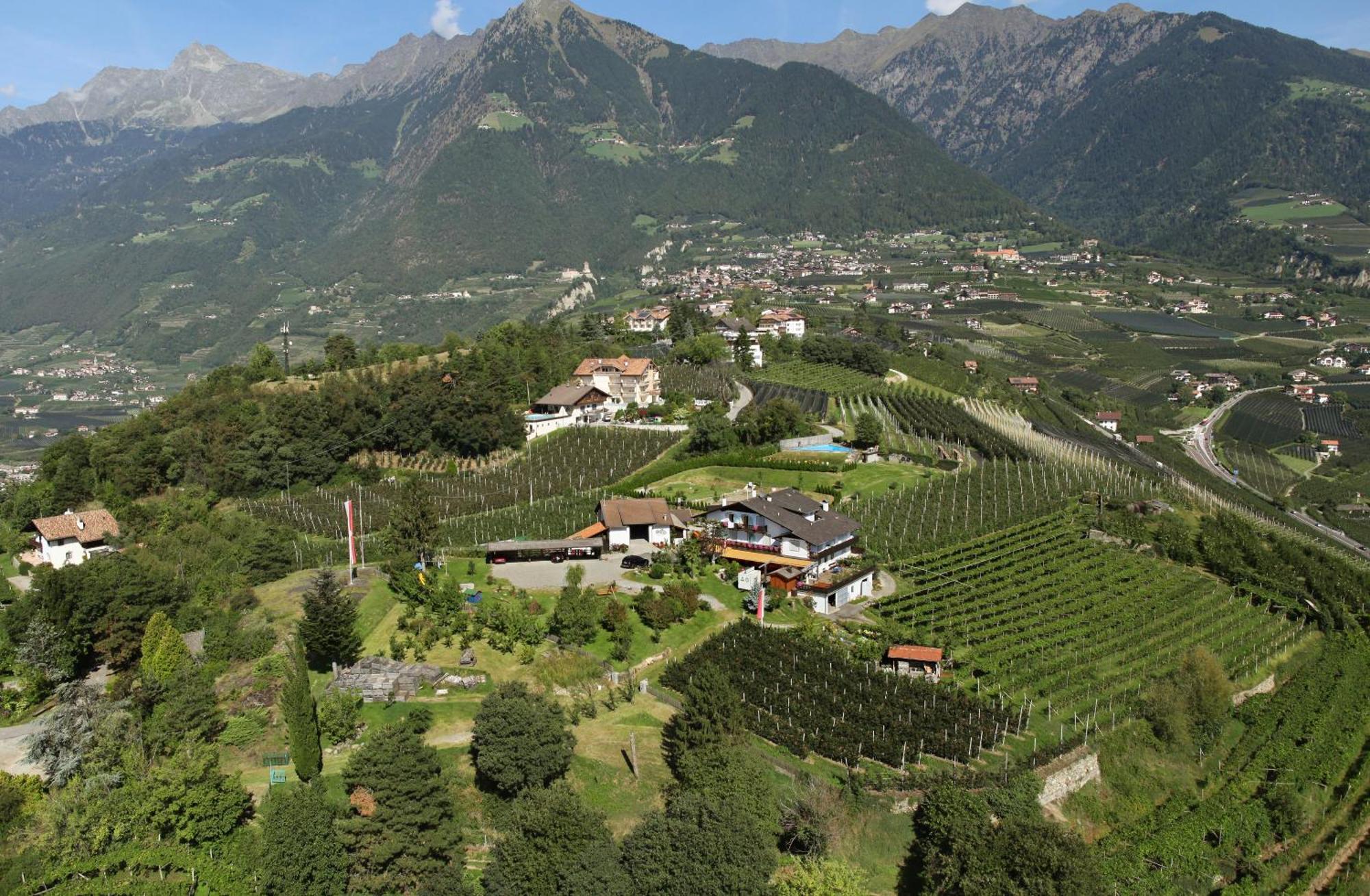 Hotel Garni Schneeburghof Tirolo Esterno foto