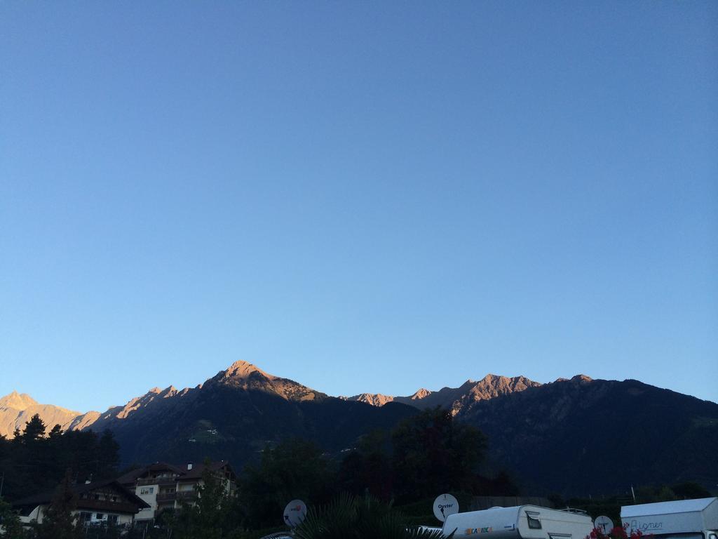Hotel Garni Schneeburghof Tirolo Esterno foto