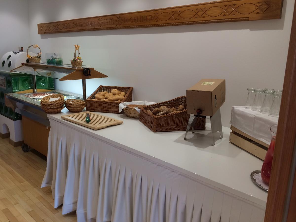 Hotel Garni Schneeburghof Tirolo Esterno foto